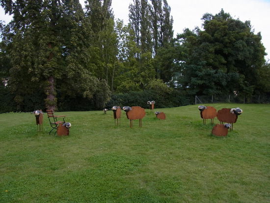 künstliche Schafherde im Schloßgarten