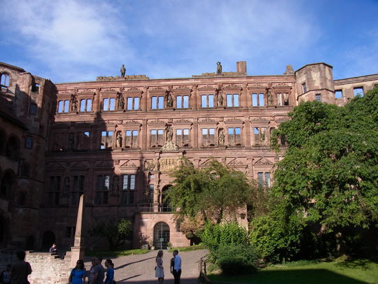 Es steht teilweise nur noch die halbe Burg, d.h. die Fassade