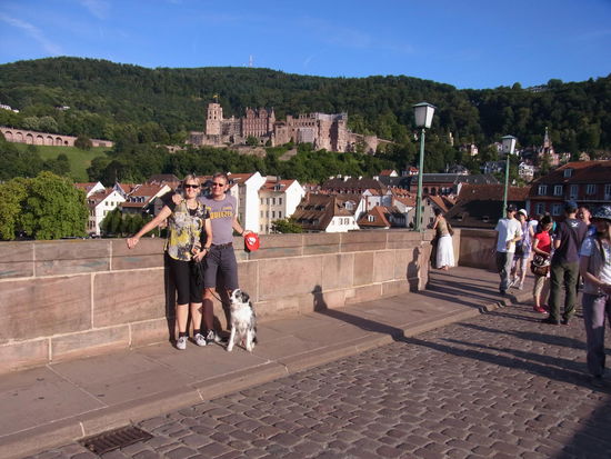 Wir und Dana auf der alten Brücke mit Burg im Hintergrund