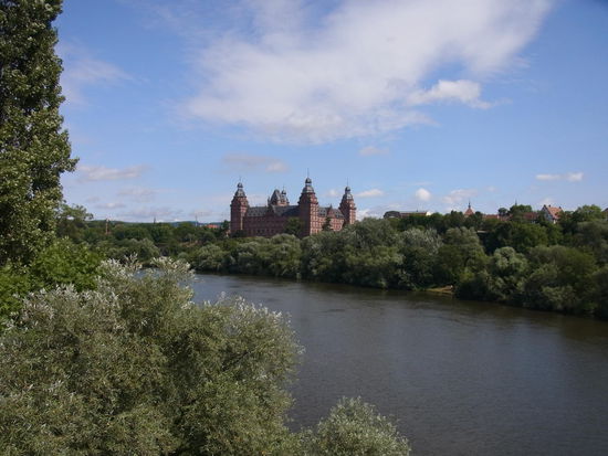 Blick von der Brücke auf die Burg
