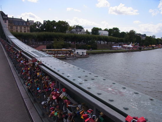 Habe noch nie so viele bunte "Liebes"-Schlösser an einem Brückengeländer gesehen