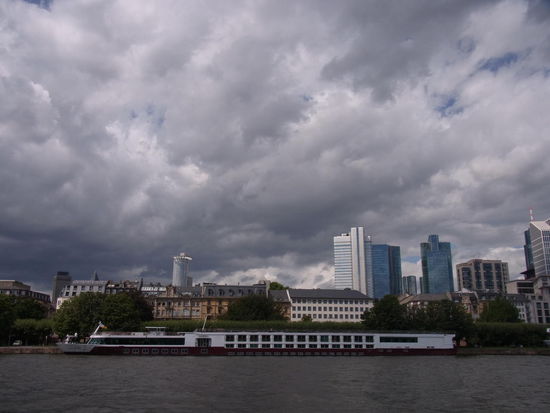 Schon wieder viele dunkle Wolken hinter Frankfurt