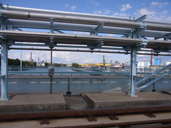 Hinter dem Brückengeländer erstreckt sich das "Höchst"-Gelände