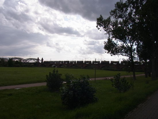 Güterzüge begleiten uns immer wieder auf unserer Tour