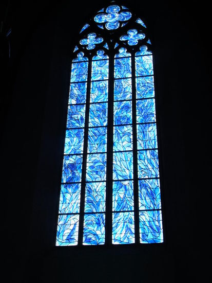 Eines der berühmten Marc Chagall Fenster in einer Mainzer Kirche