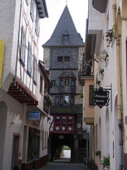 Eine der vielen Toreinfahrten in den Ort Bacharach