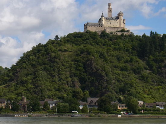 alle paar Meter eine Burg