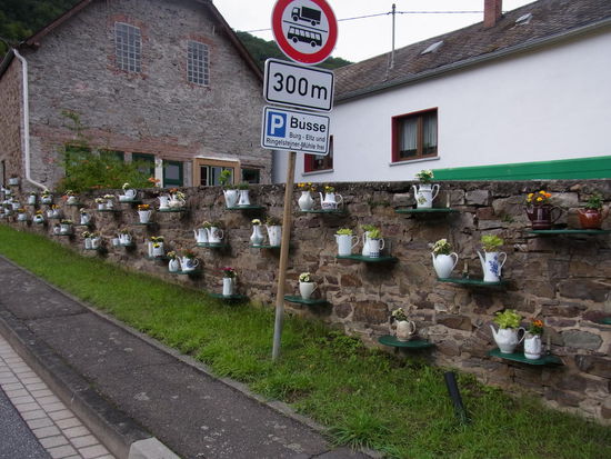 Kaffeklatsch an der Grundstücksmauer