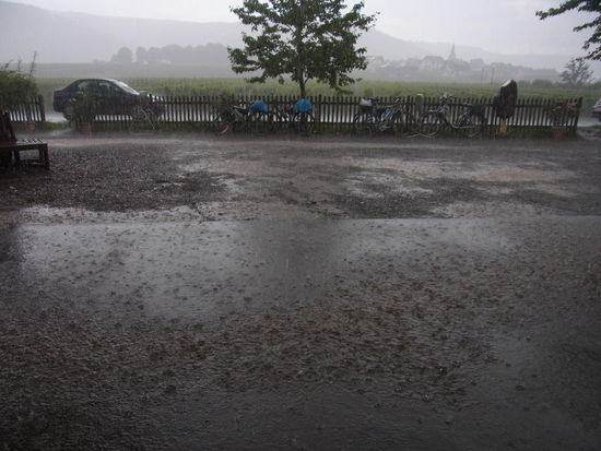 Es schüttet wie aus Gießkannen und wir bleiben trocken
