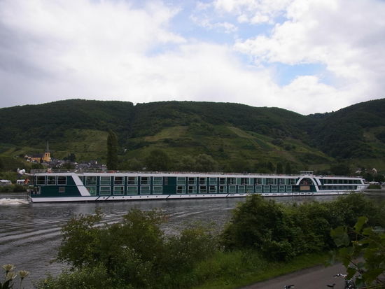 Der Flusskreuzer passt grad so aufs Bild