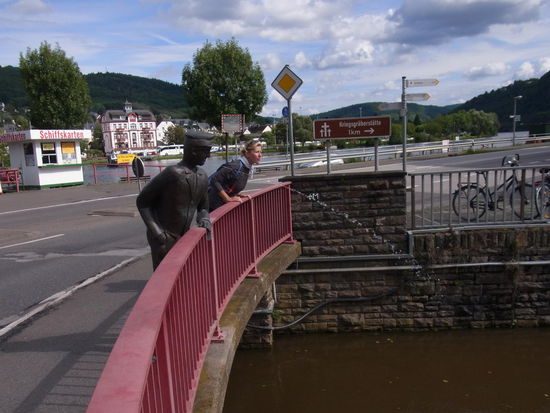 unten noch ein kleines "Wett-Wasser-Lassen" mit dem Eisenmann