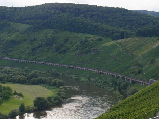 ein endlos scheinendes Viadukt