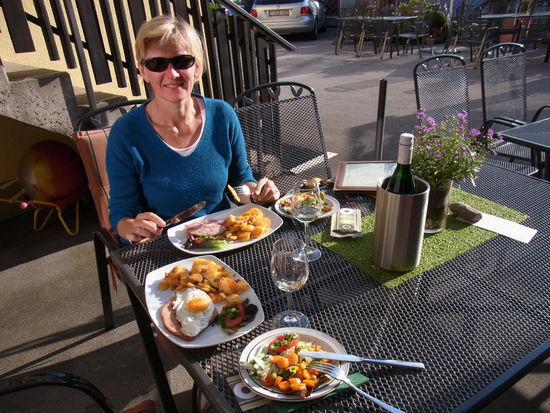 wohlverdientes Abendessen bei Abendsonne