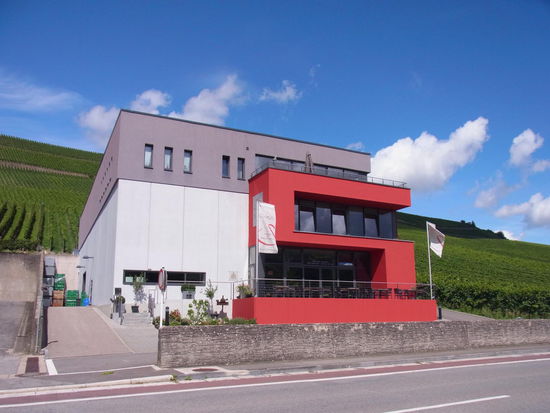 Eines dieser steril wirkenden Weinlokale