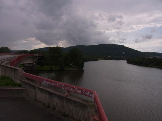 von links fließt die Saar in die Mosel bei Konz. Die Wolken verfolgen uns bis "nach Hause"