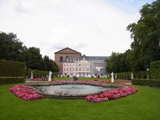Park hinter der Basilika mit "neuem" Anbau