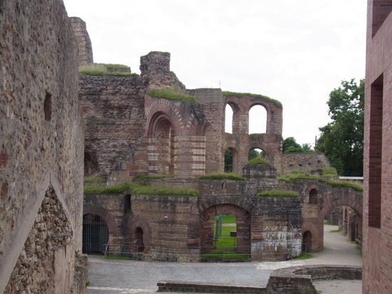 Ruinen einer alten Badeanstalt auf dem Weg zur Arena