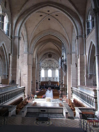Blick vom Altar in das Dominnere