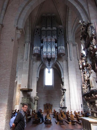 die schönen Orgelpfeifen hängen unter der Kirchendecke