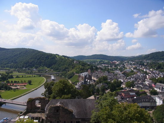 ...Blick von der Burg nach rechts.