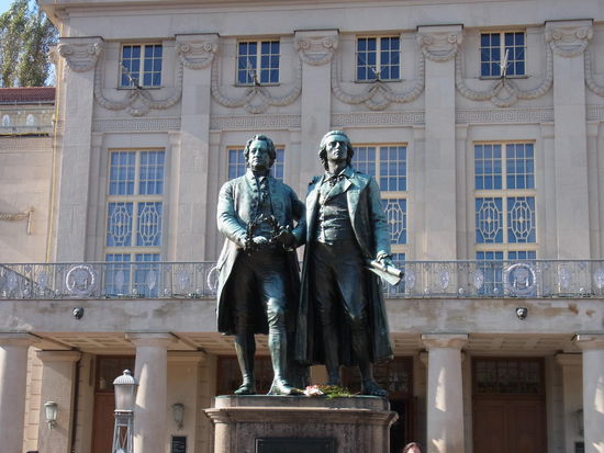 Unser erster Eindruck in Weimar -                                                                    Goethe und Schiller gehören einfach dazu
