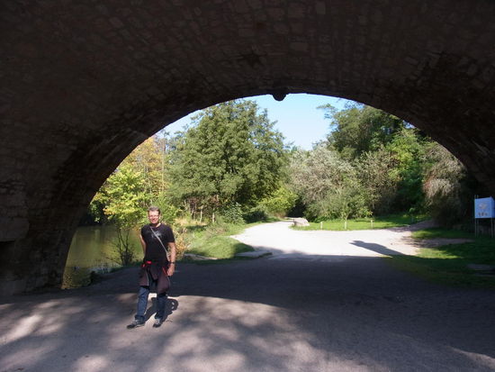 Unter der Brücke zum Park