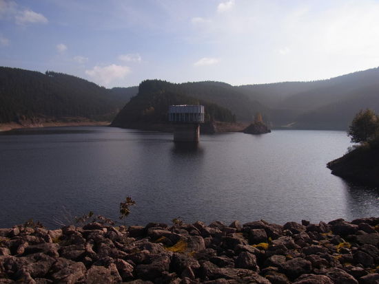Blick von der Staumauer auf den Stausee