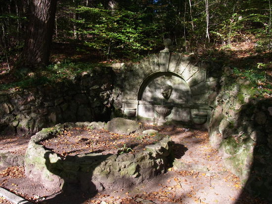 ja, und hier ist eine Quelle gleich am Anfang. "Der Luther Brunnen"