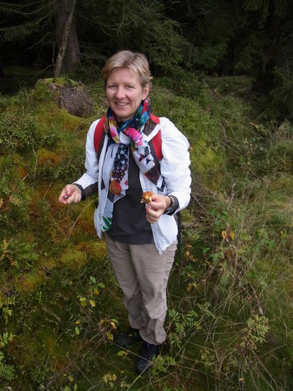 Uta in ihrem Element - Pilze suchen