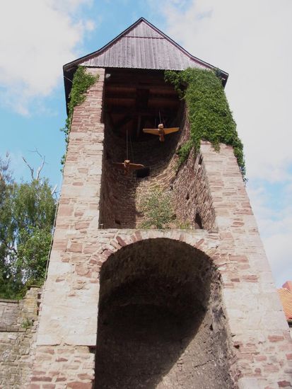 ...einen Eulenturm mit Holzeulen...