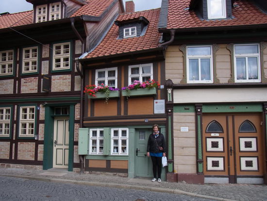 ... und das kleinste Haus der Stadt Wernigerode. Für mich mit 1,70 m Tür- und Deckenhöhe  definitiv zu niedrig. 
Bis in die 70er Jahre hat hier noch jemand gewohnt.