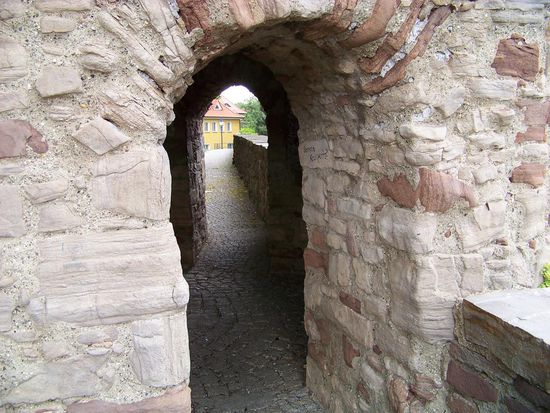 Aber erst mal müssen wir durch diesen kleinen Stadtmauertunnel