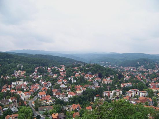 Und das ist der wundervolle Ausblick vom Schloss Richtung Brocken, der leider  noch ziemlich vernebelt daherkommt