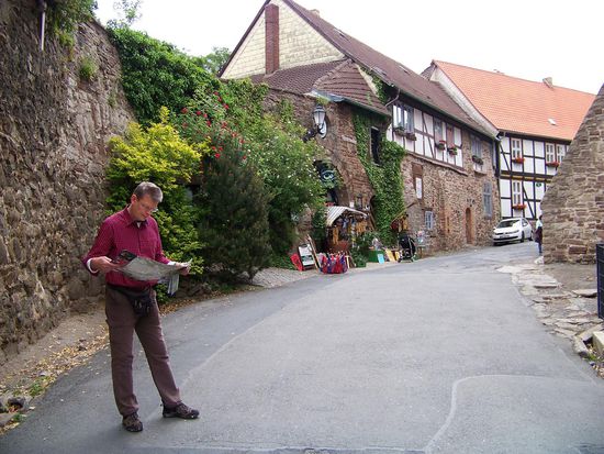 Das ist sozusagen der Hinterausgang vom Schloss.
Wo müssen wir denn jetzt entlang??