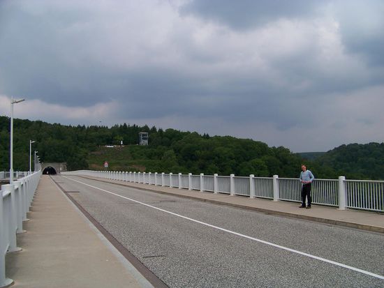 vorher geniessen wir noch den Ausblick auf der Staumauer