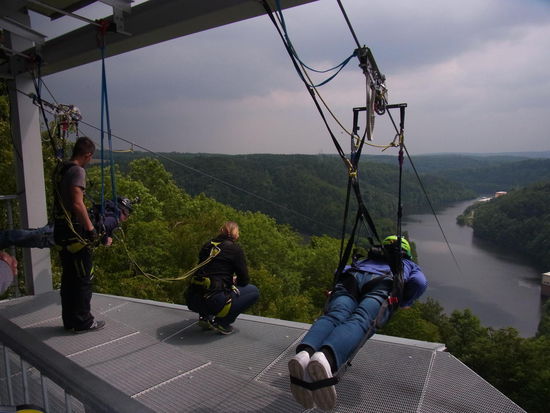 Da hängt man nun in den Seilen und hat einen fantastischen Blick auf den "Weg" nach unten...