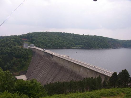 da unten auf der Staumauer haben wir vorhin noch gestanden
