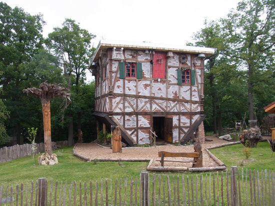 Dann steht auch noch das Hexenhaus auf dem Kopf