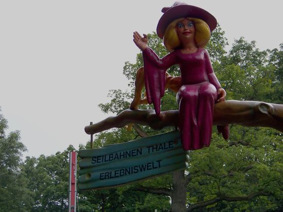 wir folgen mal lieber der hübschen Hexe