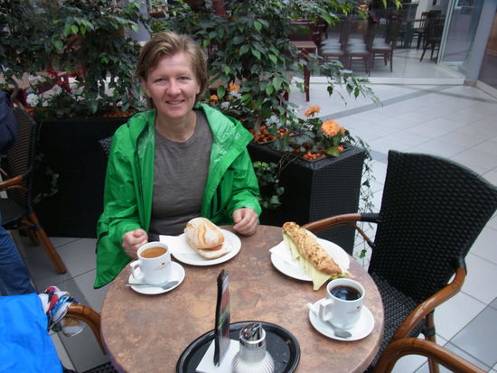 Aber so ganz taufrisch sehe ich wohl doch noch nicht aus... Vielleicht hilft ja der Kaffee