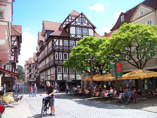 Die Räder werden durch Hann. Münden geschoben