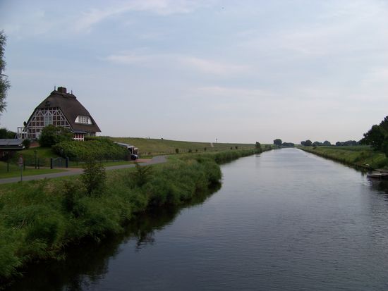 am Ostedeich entlang