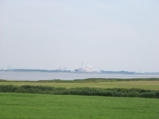 und auf der anderen Elbseite das KKW Brokdorf, leicht vernebelt
