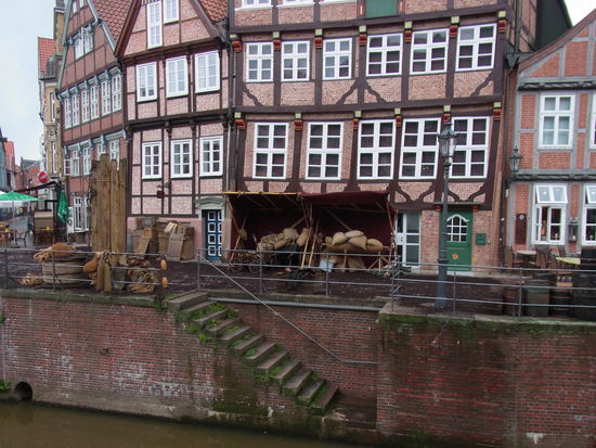 man sieht schon die uralten Requisiten