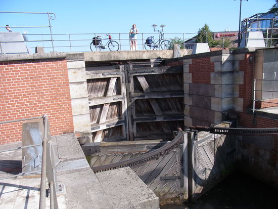 Blick auf die historische Schleusenbrücke von Stade