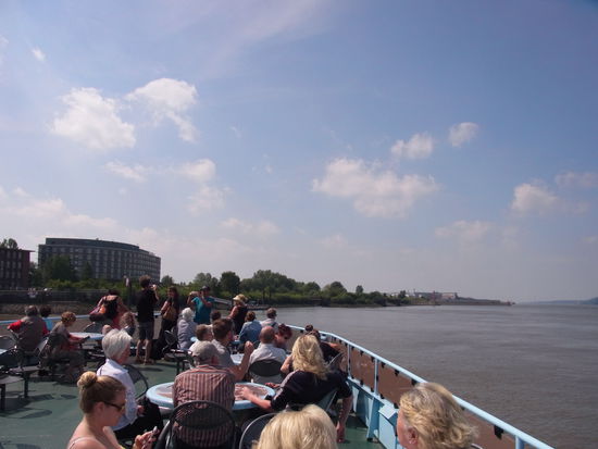 ...mit der Fähre über das Elbe-Meer