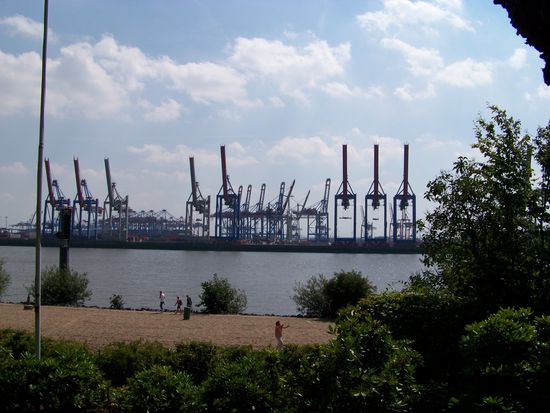 Blick von Övelgönne auf den Hafen