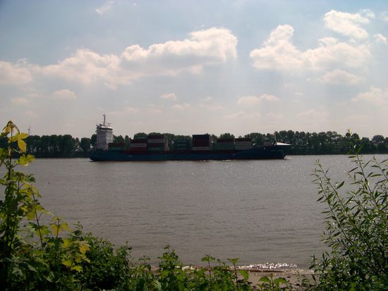 und ein etwas kleineres Containerschiff