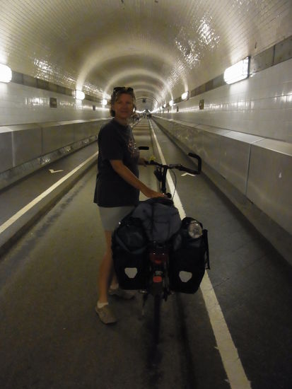 der Tunnel ist ganz schön lang und es herrschen kühle Temperaturen