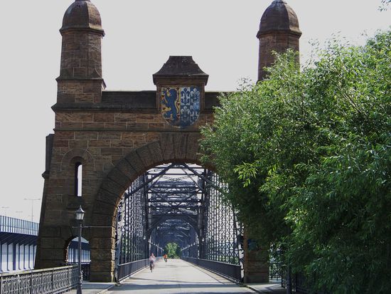 Einfahrt zur alten Harburger Brücke, die nur für Fußgänger und Radfahrer zugänglich ist